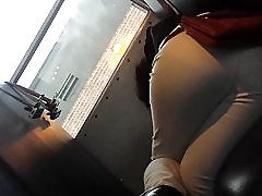Bunda de JIT com dentes acima no ônibus escolar