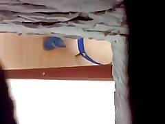 Deliciosa menina brasileira. trocando de roupa.