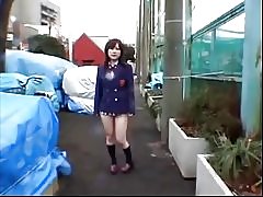 Ela gosta de experimentar coisas novas japonês
