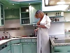 Mulher peituda com um roupão aberto.