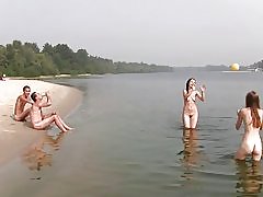 Adolescente de praia nudista jovem