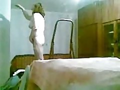 Espiando minha mãe pela janela do pátio de tribunal