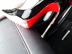 Lambe meus calcanhares limpo! vadia no carro leatheramp; saltos louboutin