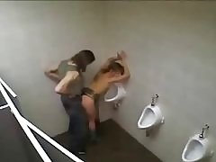 Fodendo a vadia no banheiro da rodoviaria