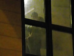 Rapazes, observando os vizinhos