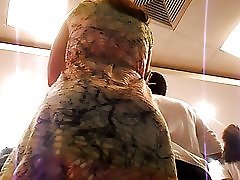 Coroa gostosa de vestido na fila ao anoitecer